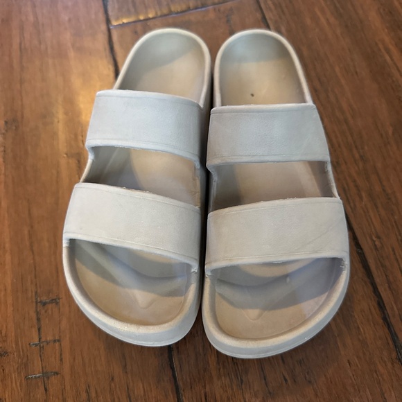 Old navy sandals bundle - Picture 4 of 5